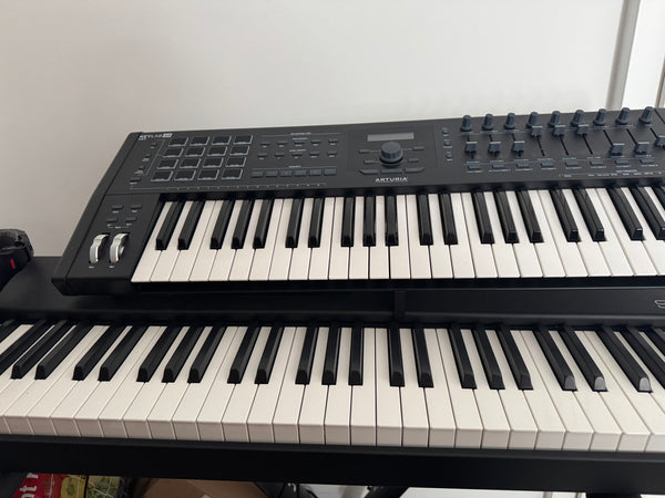 Adjustable holder for the Korg Kronos 2 iPad tablet