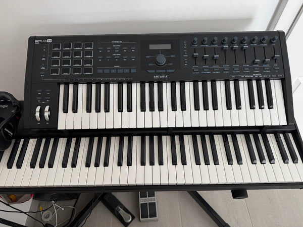 Adjustable holder for the Korg Kronos 2 iPad tablet